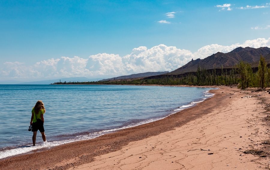 Lac Issyk-Kul avec les montagnes du Tian Shan en arrière-plan.