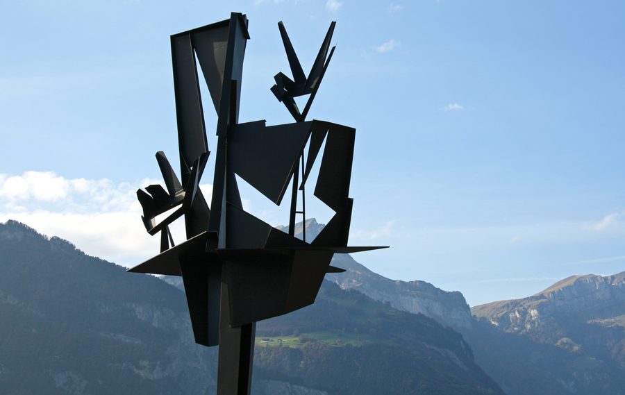 Sculpture « Mains jurantes » au port de Flüelen