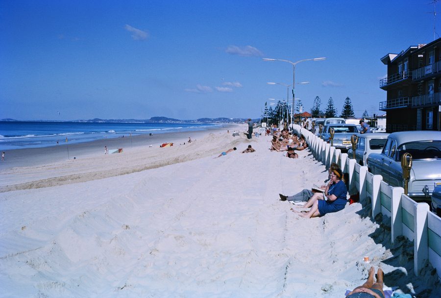 Plage de Surfers Paradise avec la ligne d'horizon de la Gold Coast dominée par des gratte-ciel en arrière-plan.
