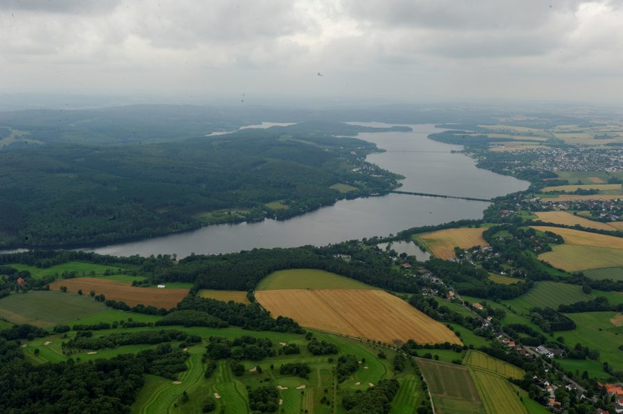 Vue aérienne du lac Möhnesee avec Wamel et le paysage environnant