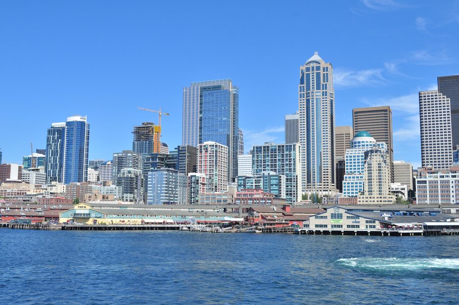 La ligne d’horizon du centre-ville de Seattle vue depuis Elliott Bay, avec l’eau au premier plan.