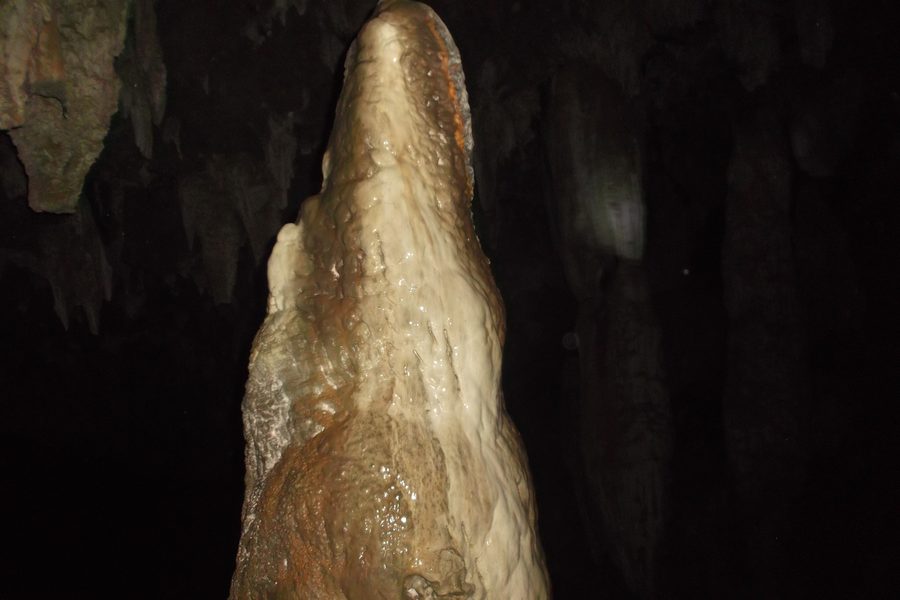 Stalagmite à l’intérieur de la Gruta de Bacaetava à Colombo, Paraná