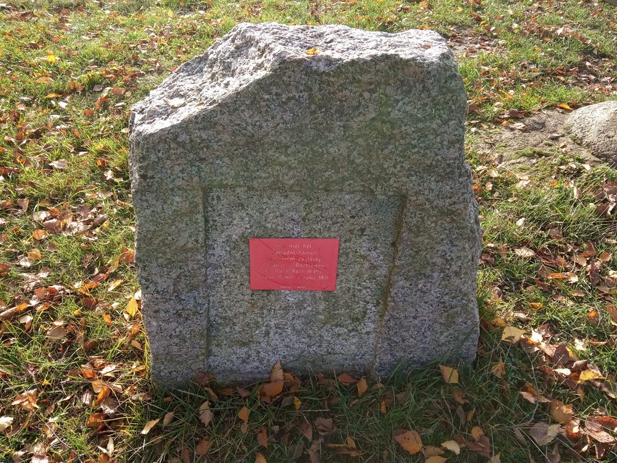 Kozákov avec la pierre fondatrice de la Kozí dráha