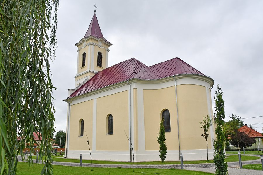 Église catholique romaine de Kemecse dans le comitat de Szabolcs-Szatmár-Bereg