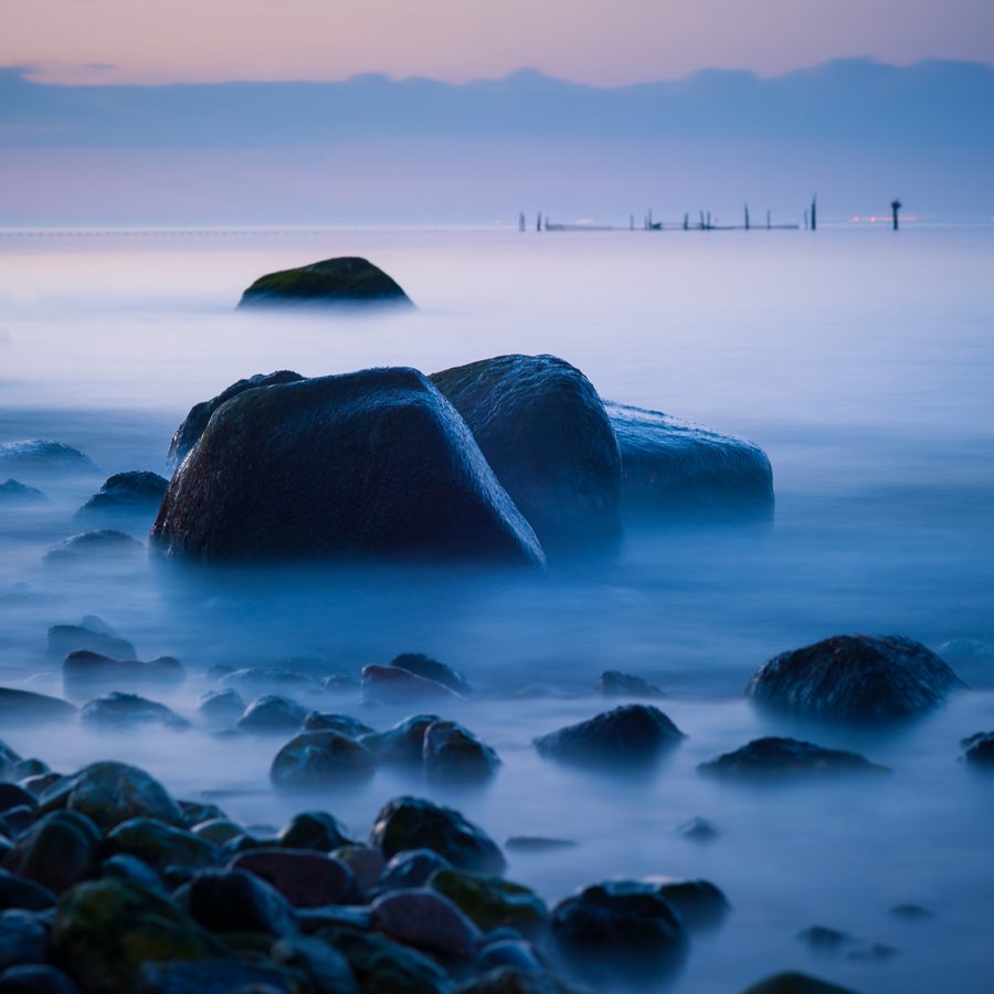 Plage rocheuse de la mer Baltique près de Katharinenhof sur l’île de Fehmarn