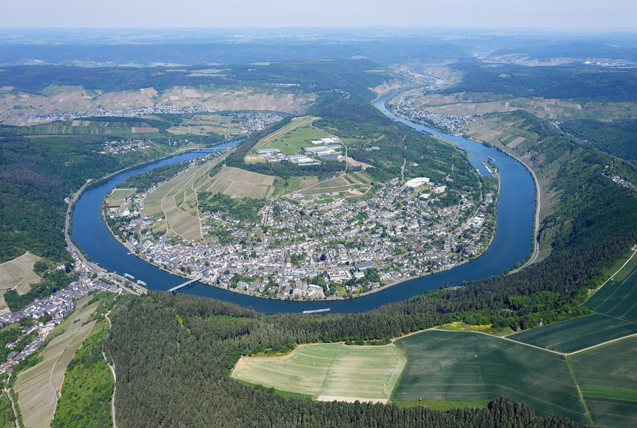 Vue aérienne de la Moselle près de Traben-Trarbach avec rivière, vignobles et versants boisés