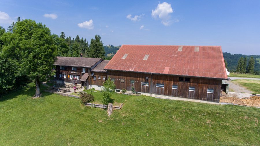 Vue aérienne de Sommersberg près de Gais dans le canton d'Appenzell Rhodes-Extérieures, avec des collines vertes ondulantes et des fermes dispersées
