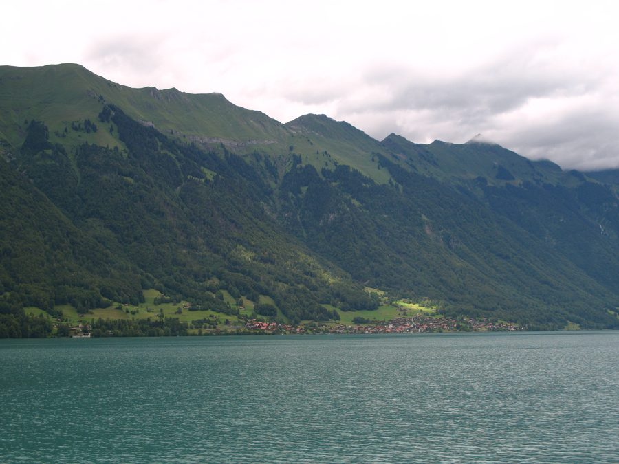 Lac de Brienz près d’Oberried avec paysage montagneux en arrière-plan