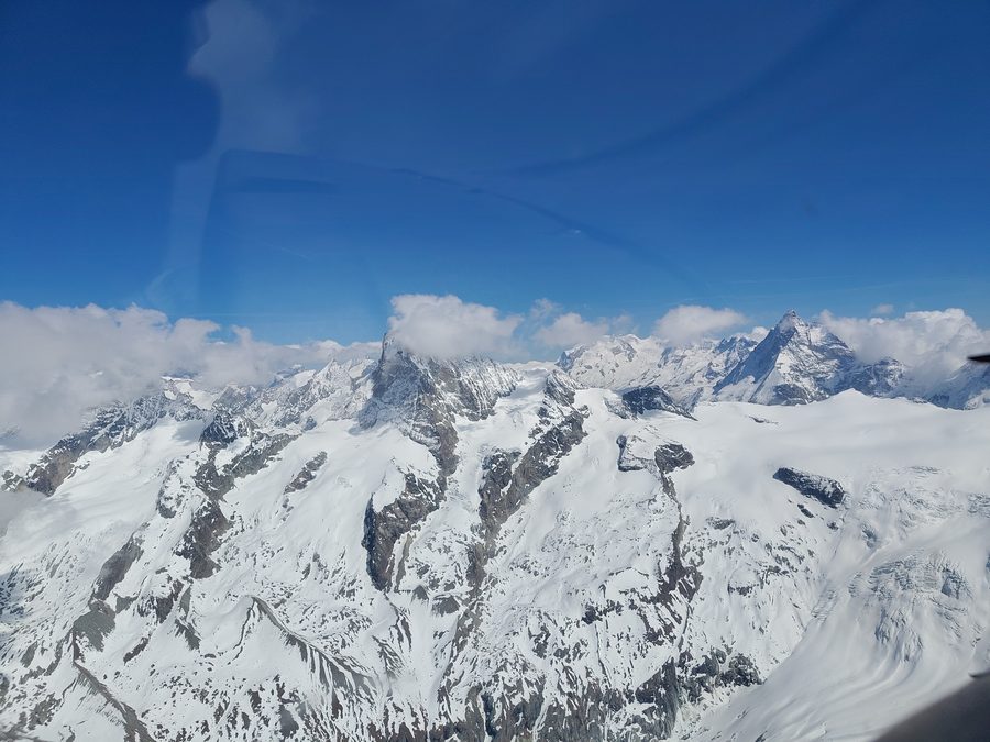 Paysage alpin de montagne dans le Val d’Hérens avec vue sur la Dent Blanche