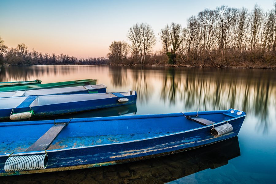 Bateaux sur l’Adda près de Lodi au coucher du soleil