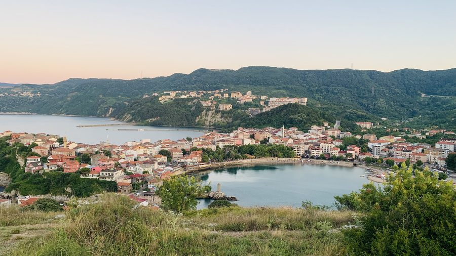 Vue panoramique de la côte de la mer Noire à Amasra, avec le cap, les baies et les îles