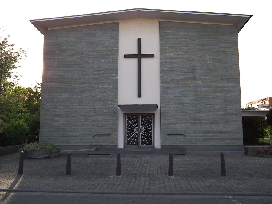 Entrée principale de l’église protestante à Limburgerhof