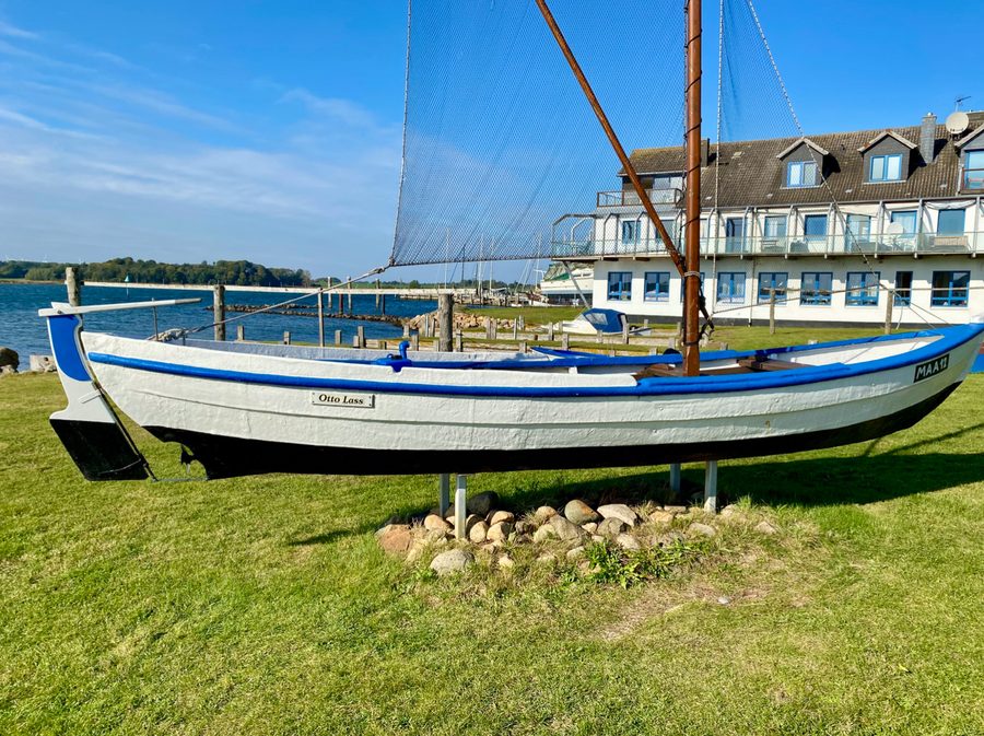 Bateau de pêche historique dans le port de Maasholm