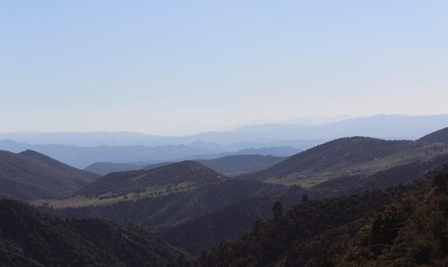 Montagnes froides près d'Aghbala au Maroc