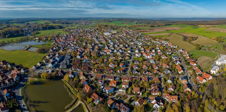 Vue aérienne de Stegaurach et du paysage environnant