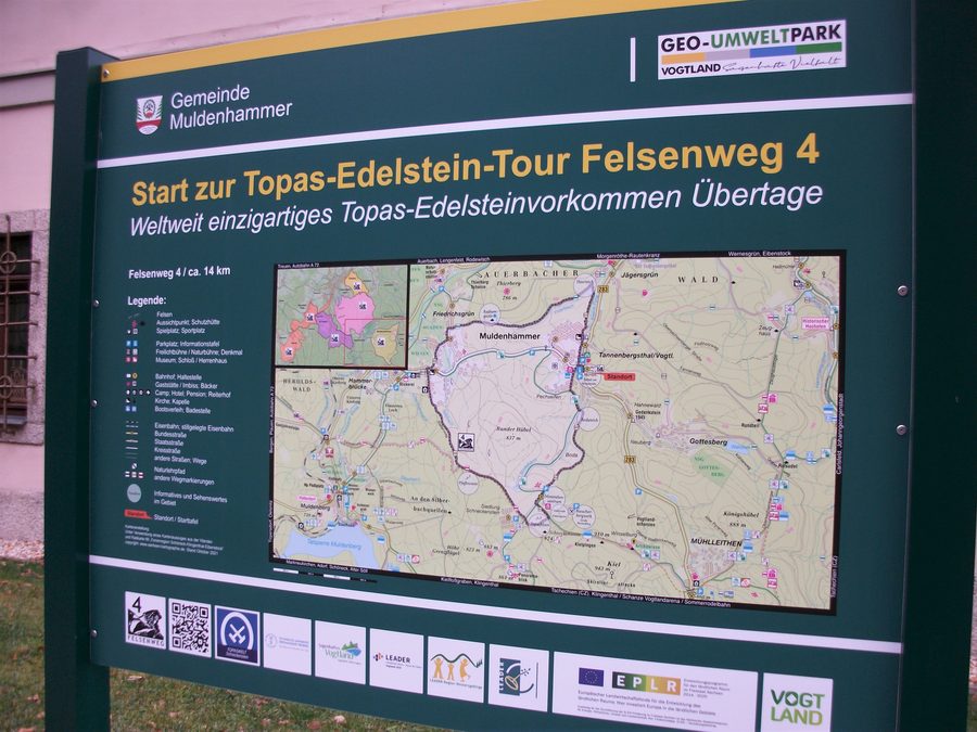 Panneau indicateur vers le sentier des rochers 4 au Herrenhaus de Tannenbergsthal dans le Vogtland