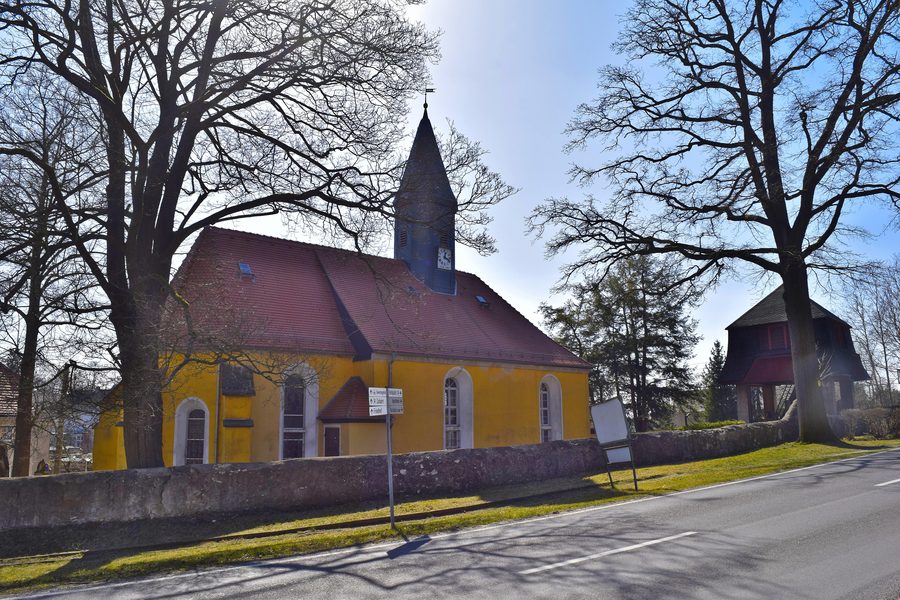 Église du village d’Arnsdorf avec son mur d’enceinte et son clocher séparé
