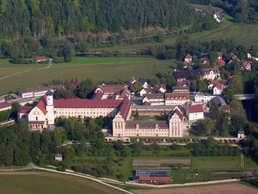 Vue aérienne de l’abbaye bénédictine archi-abbatiale de Beuron dans la vallée du Danube