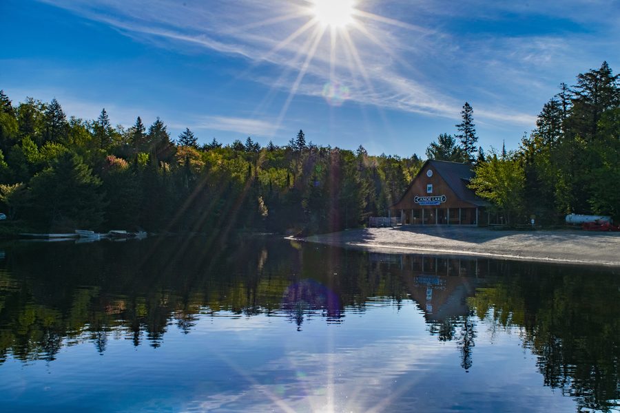 Canoe Lake dans le parc provincial Algonquin lors d’une journée ensoleillée.