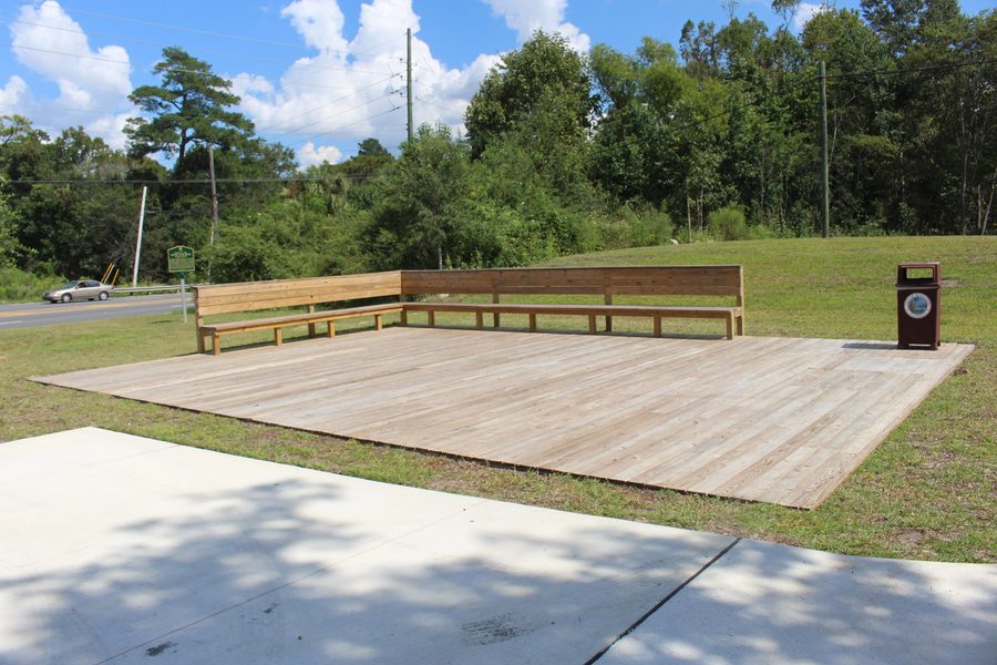 Banquettes et ponton près de la rampe de mise à l’eau de la rivière Chipola à Marianna, en Floride