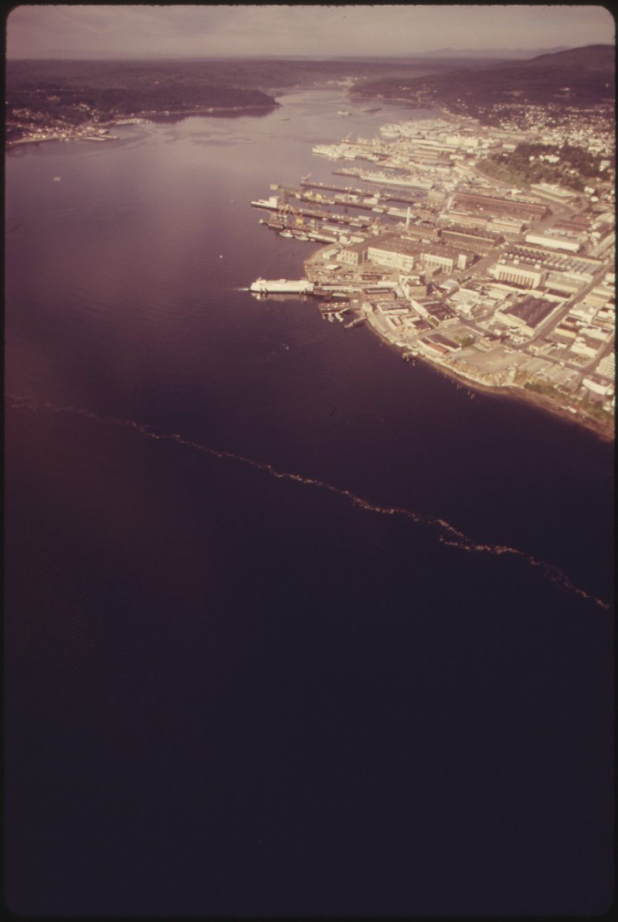 Vue aérienne du front de mer de Bremerton sur le Sinclair Inlet