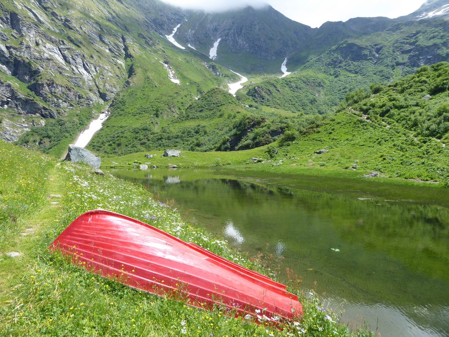 Alpe Campo di Alagna Valsesia avec un petit lac et le Mont Rose en arrière-plan
