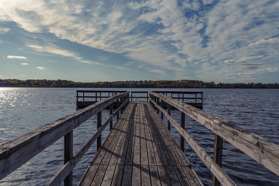 Jetée de pêche au lac Pelican à Orr, Minnesota