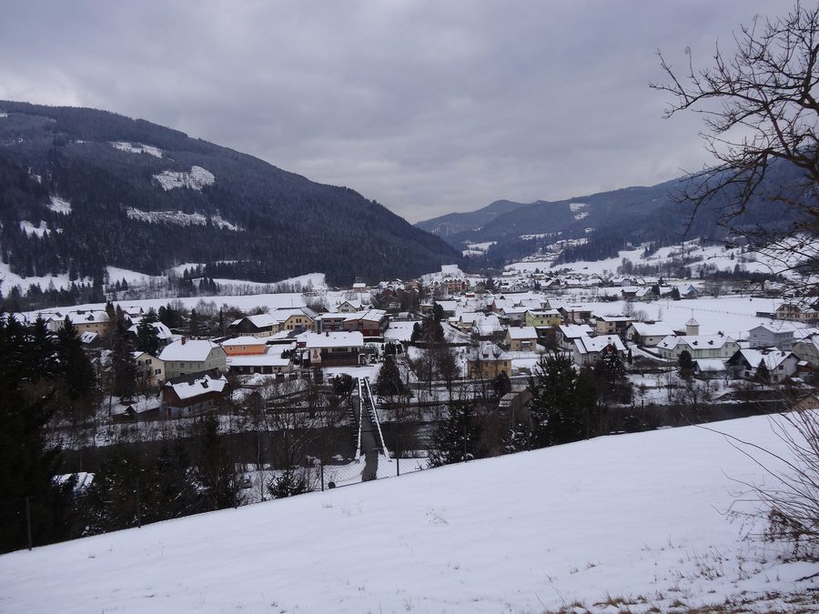Vue de Stadl an der Mur devant un paysage montagneux
