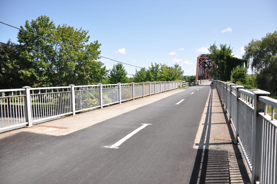 Le Fredericton Trail avec vue sur les ponts au-dessus de la rivière.