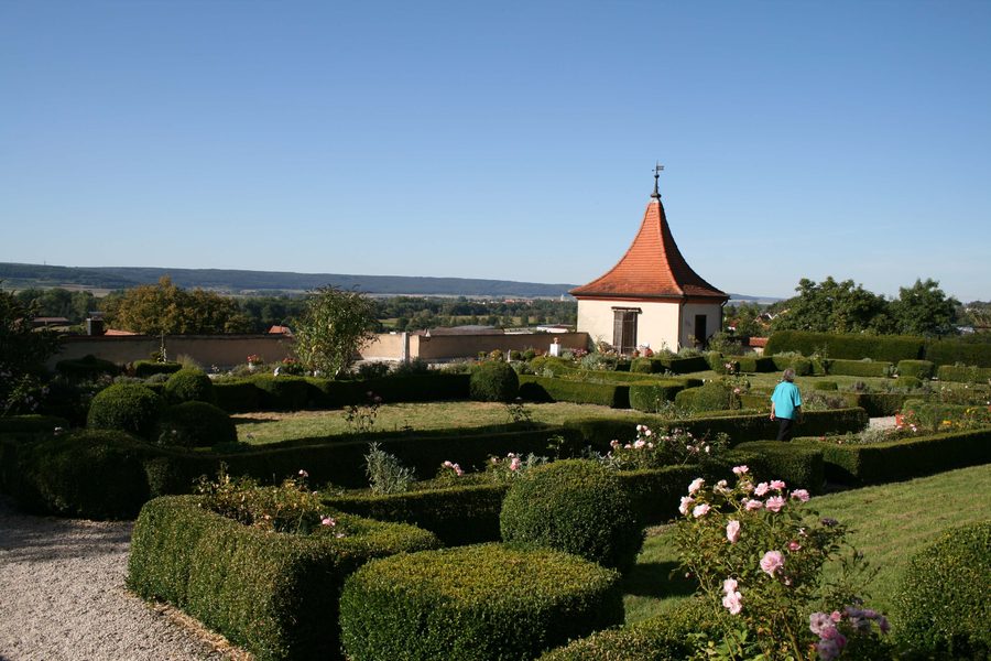 Jardin en terrasses historique du château de Neufra avec tour de jardin