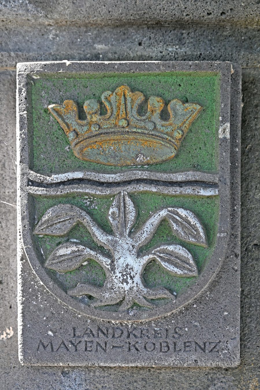 Königsstuhl à Rhens avec les armoiries du district de Mayen-Coblence