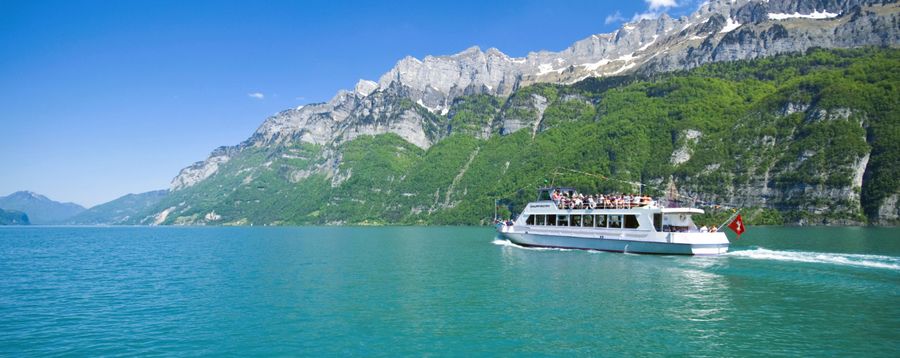 Le bateau MS Churfirsten sur le lac de Walenstadt devant la chaîne des Churfirsten