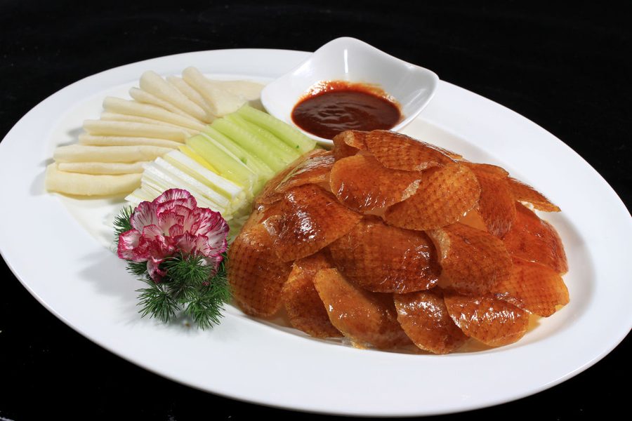 Canard laqué de Pékin servi dans une assiette