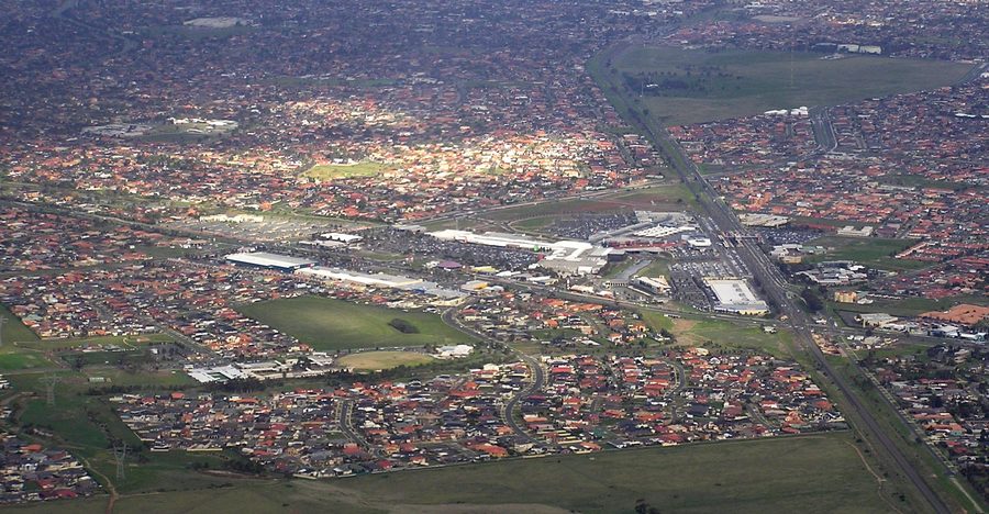 Vue aérienne de Taylors Lakes, une banlieue de Melbourne dans l’État de Victoria