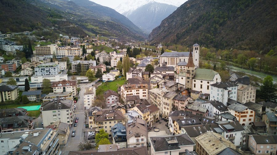 Vieille ville de Visp avec vue sur les montagnes.