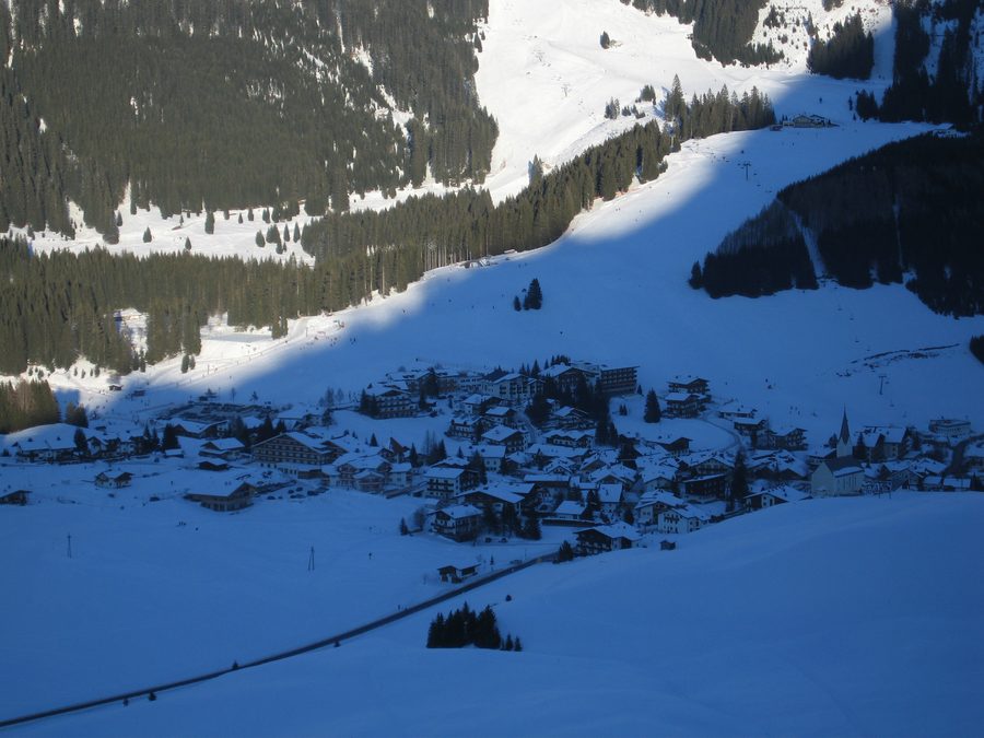 Berwang au Tyrol en hiver avec un paysage de montagne enneigé