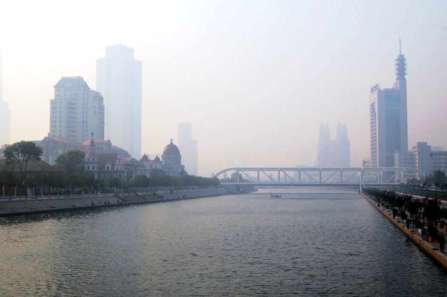 Vue dans la brume sur Tianjin dans le secteur de l’Ancient Culture Street