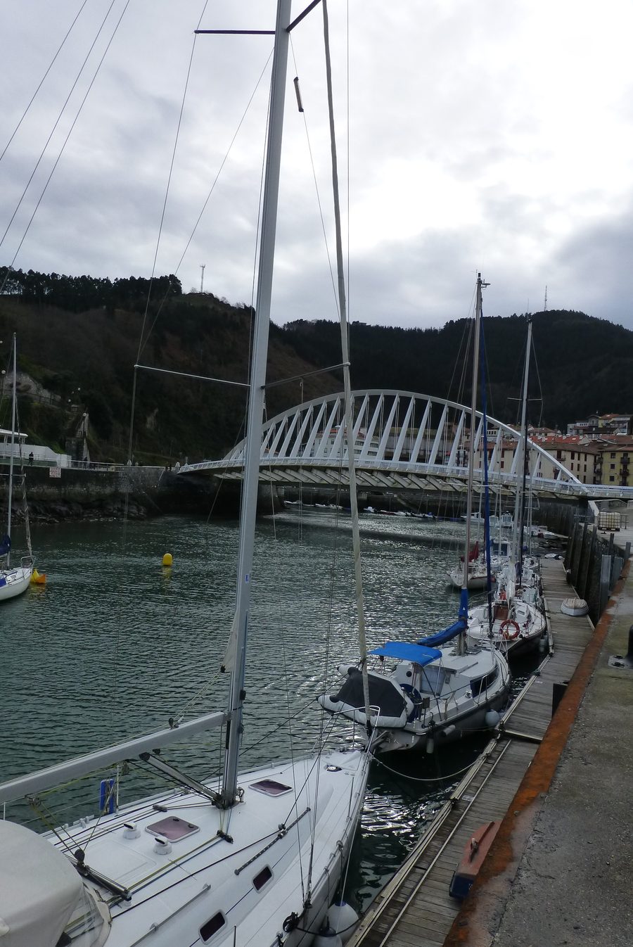 Vue du port d'Ondarroa et du pont d'Itsas Aurre de Santiago Calatrava