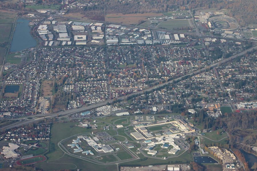 Vue aérienne de Monroe dans l’État de Washington avec la State Route 522 et le Monroe Correctional Complex