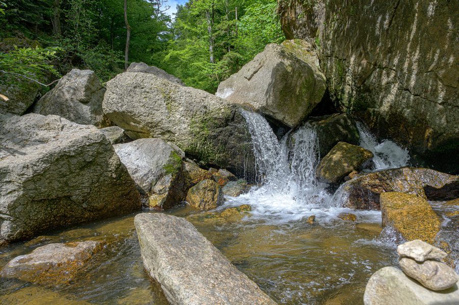 Cascade et rochers dans le Pesenbachtal près de Bad Mühllacken en Haute-Autriche