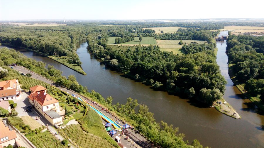 L’embouchure de la Vltava dans l’Elbe à Mělník, avec la rive du fleuve et des vignobles.