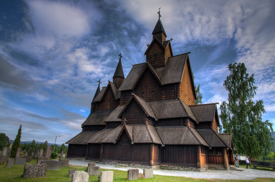 Extérieur de l’église en bois debout de Heddal à Notodden, Telemark, Norvège.