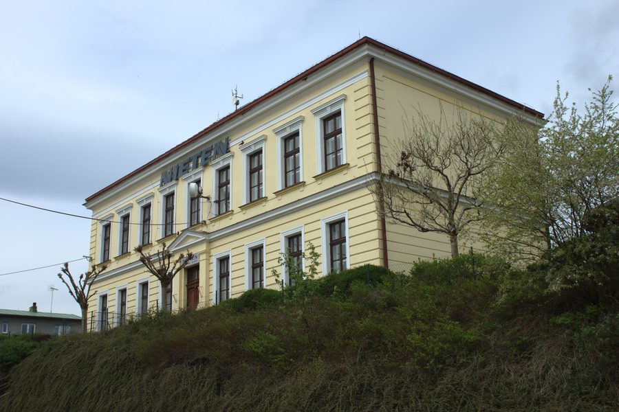Ancienne école à Chrastavice, aujourd'hui siège d'une entreprise privée
