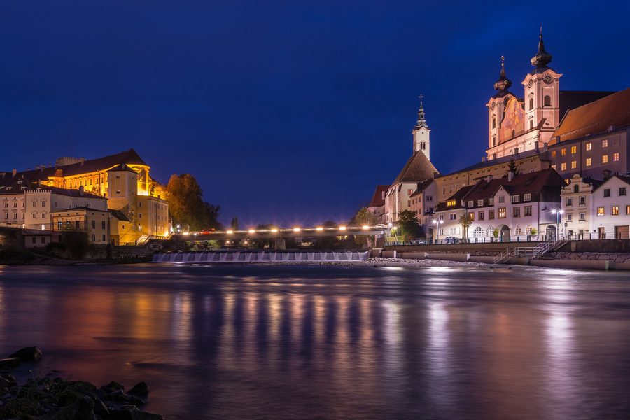Le château de Lamberg et des bâtiments historiques à la confluence de la Steyr et de l’Enns