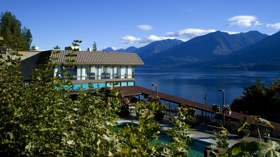 Vue depuis un balcon sur le bassin chaud des Ainsworth Hot Springs et le lac voisin