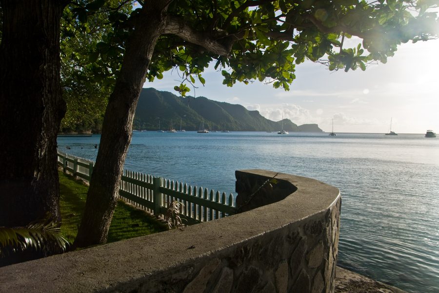 Le Belmont Walkway le long de la côte près de Port Elizabeth sur Bequia