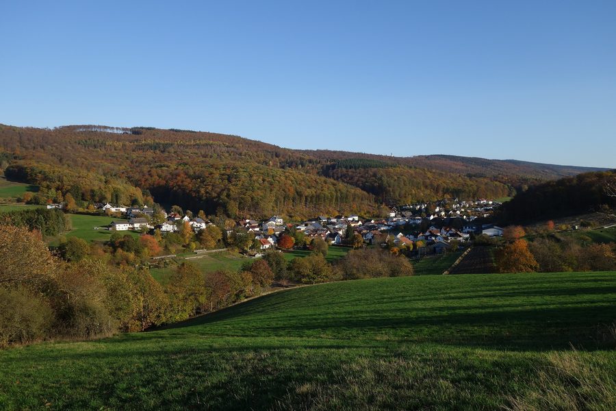 Wüstems vu de l’ouest avec le Windhain en arrière-plan