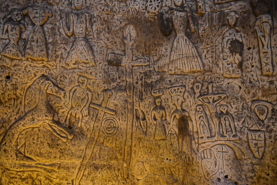 Sculptures de Royston Cave représentant un cheval, la déesse de la Terre et la Crucifixion