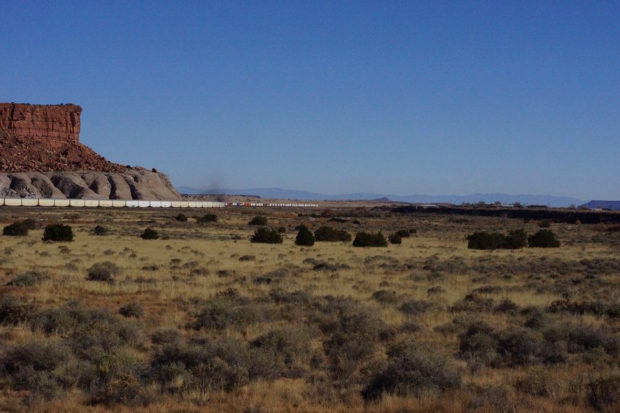 Vue en direction de Mesita, au Nouveau-Mexique, avec Mesita sur le côté droit de l’image