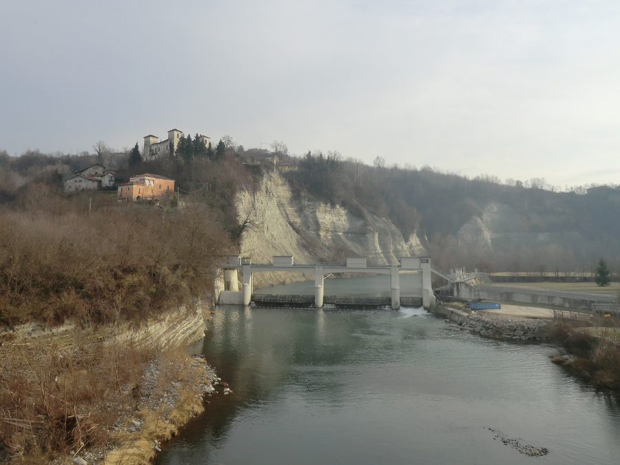 Clavesana avec le fleuve Tanaro et le château